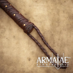 Lederpeitsche – Handarbeit mit Messingnieten auf https://armatae.shop