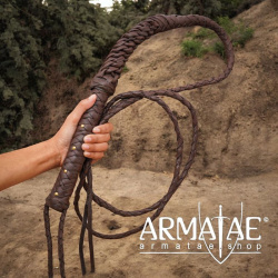 Lederpeitsche – Handarbeit mit Messingnieten auf https://armatae.shop
