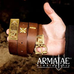 Mittelalterlicher Ledergürtel mit Schnalle, Nieten, Gürtelendbeschlag aus massivem Messing auf https://armatae.shop