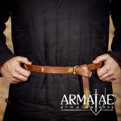 Mittelalterlicher Ledergürtel mit Schnalle, Nieten, Gürtelendbeschlag aus massivem Messing auf https://armatae.shop