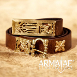 Mittelalterlicher Ledergürtel mit Schnalle, Nieten, Gürtelendbeschlag aus massivem Messing auf https://armatae.shop