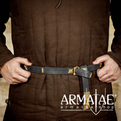 Mittelalterlicher Ledergürtel mit Schnalle, Nieten, Gürtelendbeschlag aus massivem Messing auf https://armatae.shop
