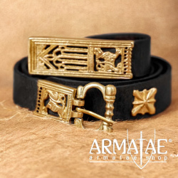 Mittelalterlicher Ledergürtel mit Schnalle, Nieten, Gürtelendbeschlag aus massivem Messing auf https://armatae.shop