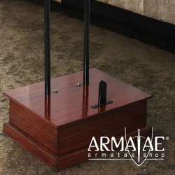 Rüstungsständer inkl. Holzsockel auf https://armatae.shop