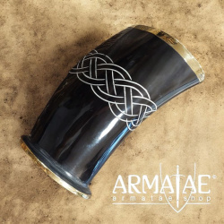 Trinkhornbecher mit Messingrand auf https://armatae.shop