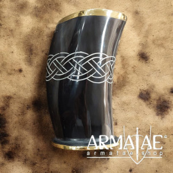 Trinkhornbecher mit Messingrand auf https://armatae.shop