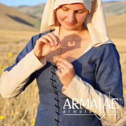 Mittelalterliches Damenkleid – Halbarmkleid mit Schnürung vorne auf https://armatae.shop