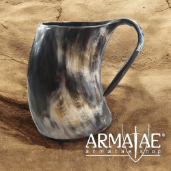 XL Bierkrug 800 ml aus echtem Horn auf https://armatae.shop