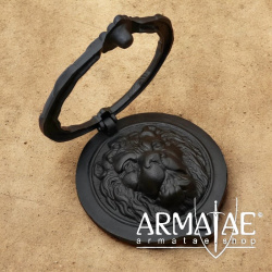 Großer Türklopfer aus massivem Gusseisen mit Löwenkopf auf https://armatae.shop