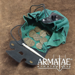 Renaissance Lederbeutel mit Gürtelschlaufe in Grün oder Rot auf https://armatae.shop