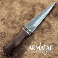 Damast Dirk mit punzierter Lederscheide auf https://armatae.shop