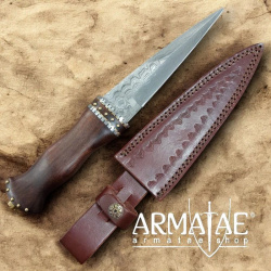 Damast Dirk mit punzierter Lederscheide auf https://armatae.shop