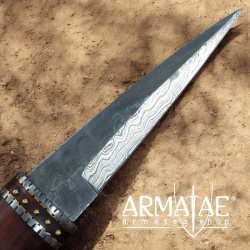 Damast Dirk mit punzierter Lederscheide auf https://armatae.shop