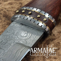 Damast Dirk mit punzierter Lederscheide auf https://armatae.shop