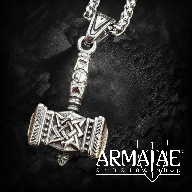 Kriegshammer Anhänger verziert mit Keltischen Knoten Halskette aus Edelstahl - 60 cm auf https://armatae.shop Kriegshammer Anhänger verziert mit Keltischen Knoten Halskette aus Edelstahl - 60 cm auf https://armatae.shop