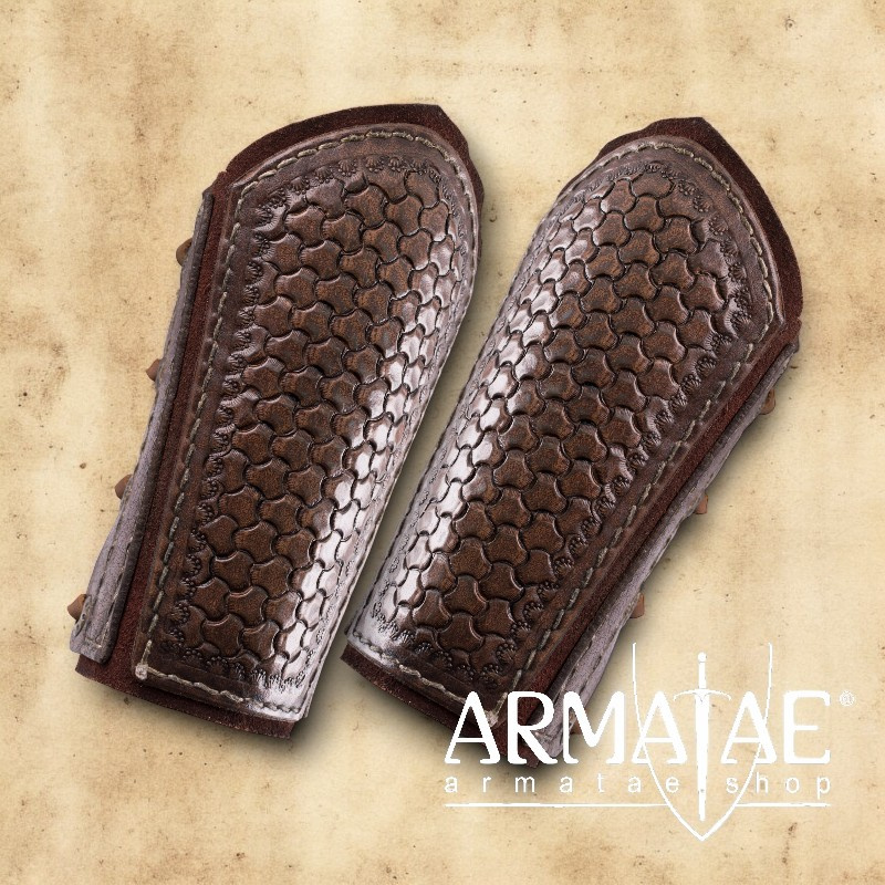 Armschützer geprägt, Leder zweilagig, Dunkelbraun oder Schwarz auf https://armatae.shop - Bild 1