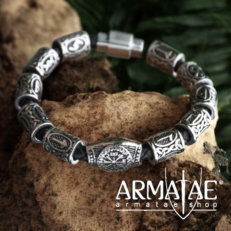 "Runenwacht" Armband aus Kunstleder & Edelstahl – Nordisches Design | 10 mm | 55 g auf https://armatae.shop - Bild 1