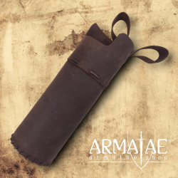 Armbrustbolzen-Köcher aus gefettetem Nubukleder auf https://armatae.shop - Bild 1