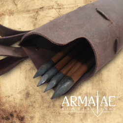 Armbrustbolzen-Köcher aus gefettetem Nubukleder auf https://armatae.shop - Bild 5