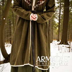 Wikinger Birka Mantel Skadi Olive auf https://armatae.shop - Bild 3