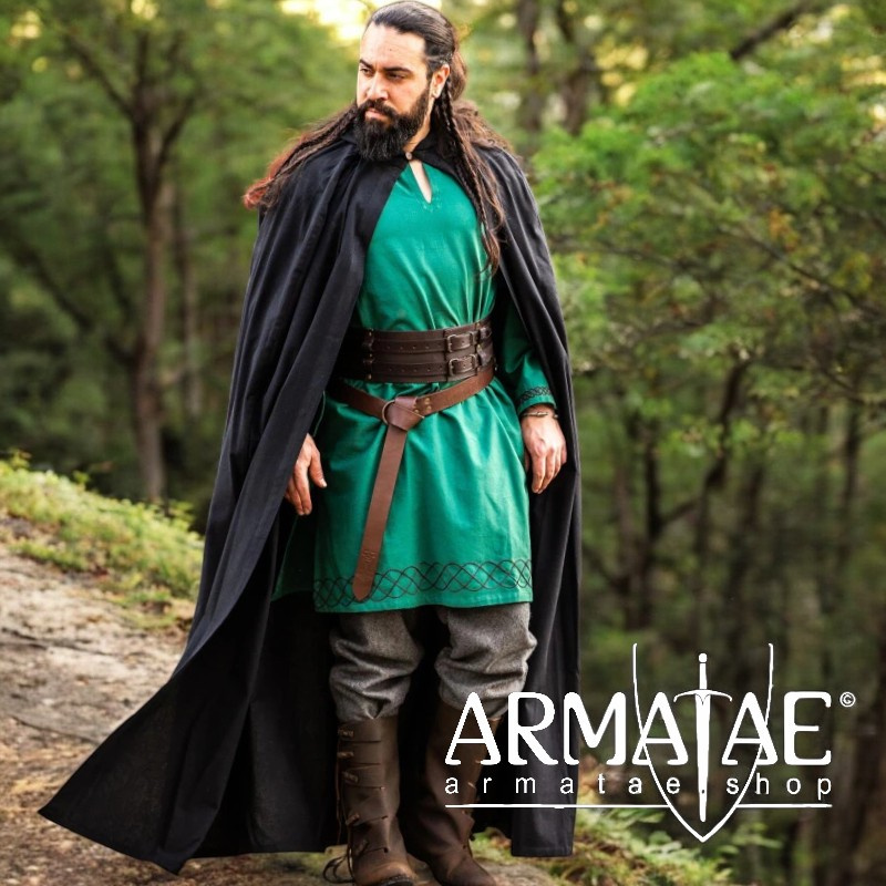 Großer Umhang mit Kapuze in 7 verschiedenen Farben auf https://armatae.shop-Bild 13