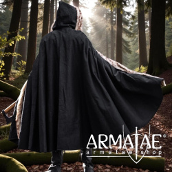 Wikinger Umhang Schwarz mit Kapuze und Kunstpelz Besatz von Leonardo Carbone auf https://armatae.shop