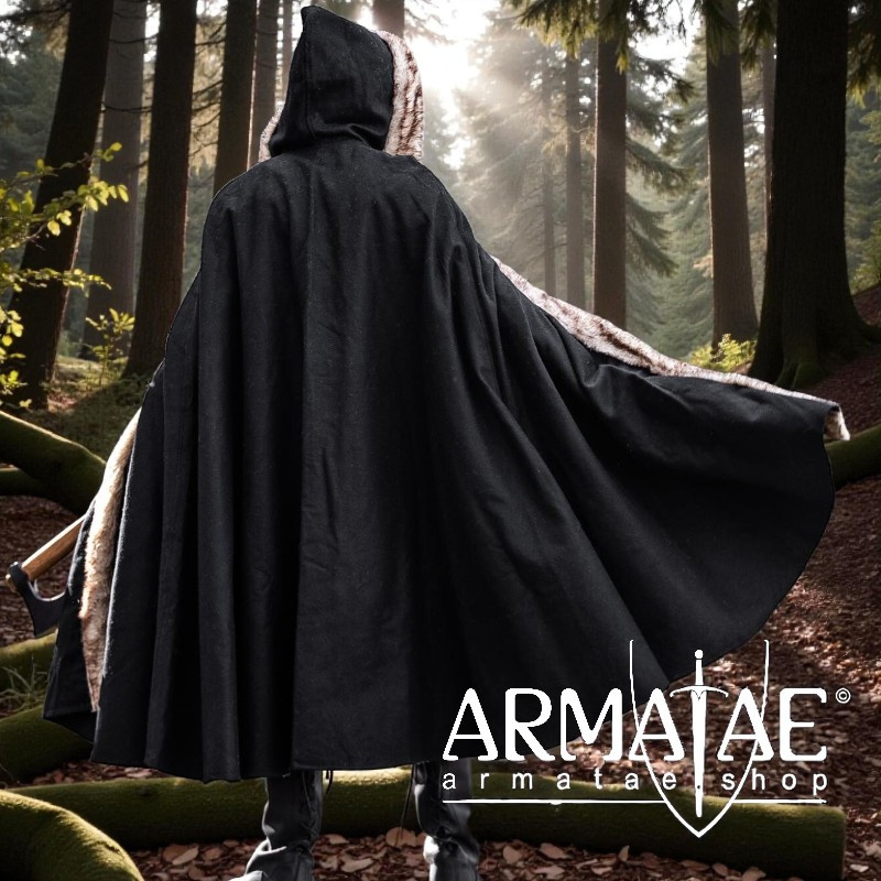 Wikinger Umhang Schwarz mit Kapuze und Kunstpelz Besatz von Leonardo Carbone auf https://armatae.shop