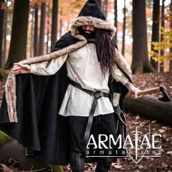 Wikinger Umhang Schwarz mit Kapuze und Kunstpelz Besatz von Leonardo Carbone auf https://armatae.shop