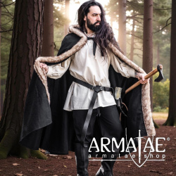 Wikinger Umhang Schwarz mit Kapuze und Kunstpelz Besatz von Leonardo Carbone auf https://armatae.shop