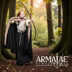Wikinger Umhang Schwarz mit Kapuze und Kunstpelz Besatz von Leonardo Carbone auf https://armatae.shop