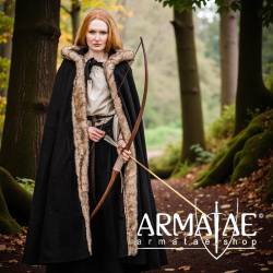 Wikinger Umhang Schwarz mit Kapuze und Kunstpelz Besatz von Leonardo Carbone auf https://armatae.shop