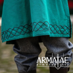 Wikinger Tunika bestickt "Borr" Grün von Leonardo Carbone auf https://armatae.shop - Bild 5