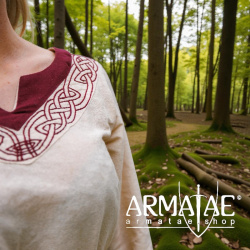 Wikinger Kleid „Lagertha“ – Natur/Rot - Handbestickt von Leonardo Carbone auf https://armatae.shop - Bild 4