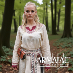 Wikinger Kleid „Lagertha“ – Natur/Rot - Handbestickt von Leonardo Carbone auf https://armatae.shop - Bild 3