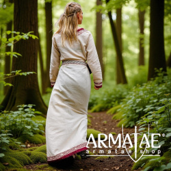 Wikinger Kleid „Lagertha“ – Natur/Rot - Handbestickt von Leonardo Carbone auf https://armatae.shop - Bild 5