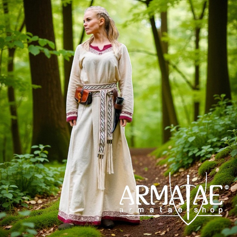 Wikinger Kleid „Lagertha“ – Natur/Rot - Handbestickt von Leonardo Carbone auf https://armatae.shop - Bild 1