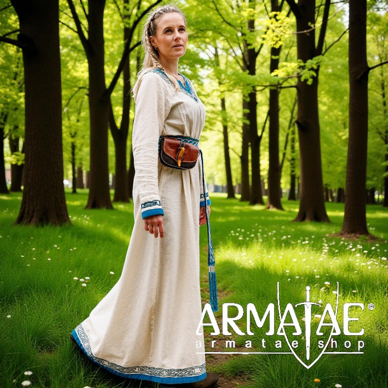 Wikinger Kleid „Lagertha“ – Natur/Blau von Leonardo Carbone auf https://armatae.shop - Bild 1