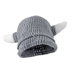 Wikingermütze mit Hörnern gehäkelt Handarbeit auf https://armatae.shop