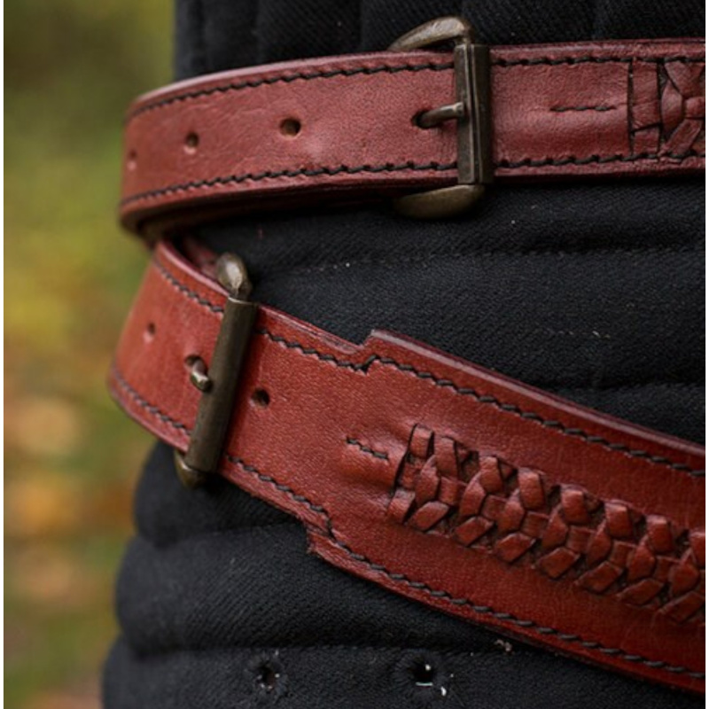 Geflochtener Schwertgürtel aus Vollnarbenleder Rot auf https://armatae.shop - Bild 1