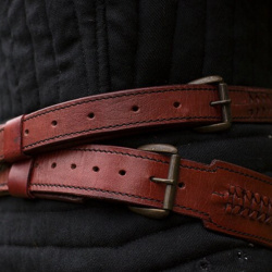 Geflochtener Schwertgürtel aus Vollnarbenleder Rot auf https://armatae.shop - Bild 5