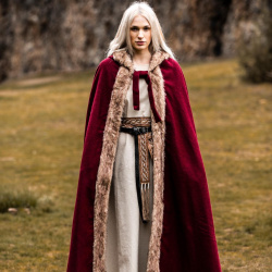 Wikinger Umhang „Fjell“ Rot – Wollumhang mit Kunstfell & Kapuze - Bild 8