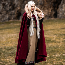 Wikinger Umhang Rot „Janne“ – Wollumhang mit Kunstfellkragen - Bild 3