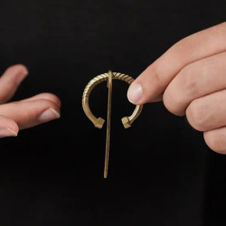 Mittelalterliche Fibel aus Messing fein dekoriert - Bild 3