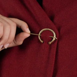 Mittelalterliche Fibel aus Messing fein dekoriert - Bild 2