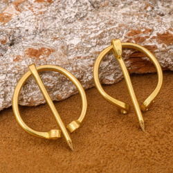 Paar kleine Fibeln aus massivem Messing mit abgerundeten Enden - Bild 6