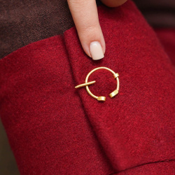 Paar kleine Fibeln aus massivem Messing mit abgerundeten Enden - Bild 3