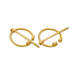 Paar kleine Fibeln aus massivem Messing mit abgerundeten Enden - Bild 1