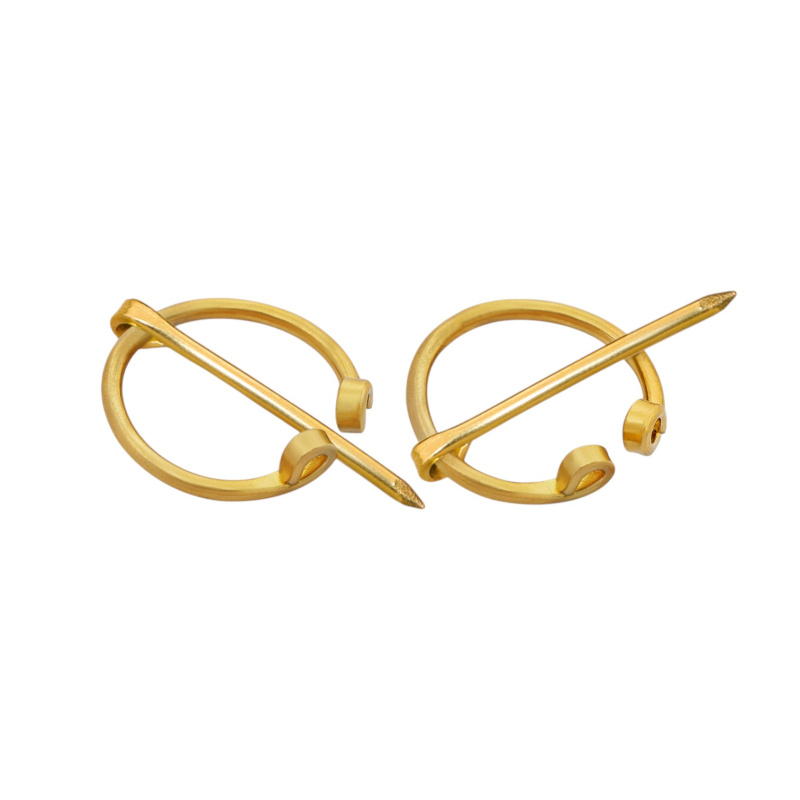 Paar kleine Fibeln aus massivem Messing mit abgerundeten Enden - Bild 1