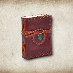 Leder Notizbuch mit grünem Stein & Gravur – Mittelalter Tagebuch A6 mit 85 Seiten kräftigem Edelpapier