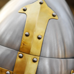 Topfhelm mit klappbarem Visier – Sugar Loaf Helm aus 1,6 mm Stahl, poliert - Bild 4